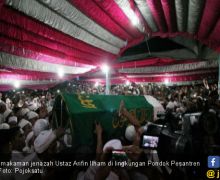 Iringan Salawat Ribuan Orang Mengantar Jenazah Ustaz Arifin Ilham ke Pemakaman - JPNN.com