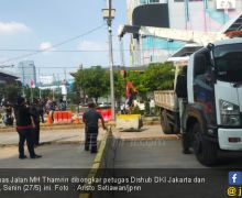 Blokade Jalan Dibongkar, Lalu Lintas Jalan MH Thamrin Masih Macet - JPNN.com