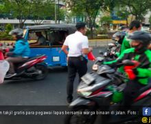 Warga Binaan Terpilih dari Lapas Ikut Bagi Takjil Gratis di Jalan - JPNN.com