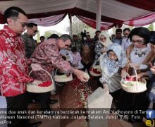 Politik Sedang Riuh, Pak SBY Tetap Fokus Tulis Buku dan Naskah Lagu Tentang Bu Ani Yudhoyono - JPNN.com