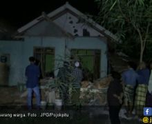 Warga Serbu Dua Rumah, Langsung Dihancurkan - JPNN.com