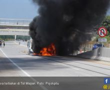 Mobil Innova Terbakar Usai Tabrak Truk - JPNN.com