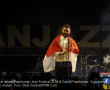 Bawa Bendera Indonesia, Calum Scott Memukau Tampil di Prambanan Jazz 2019 - JPNN.com
