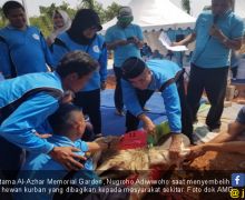 IdulAdha, AMG Bagikan Daging Kurban untuk Ratusan Warga Teluk Jambe - JPNN.com