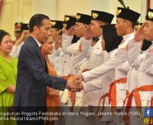 Dikukuhkan Jokowi, Paskibraka Wanita Batal Bercelana Panjang - JPNN.com