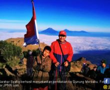 Fayyadh si Pendaki Cilik Peringati HUT ke-74 RI di Puncak Gunung Merbabu - JPNN.com