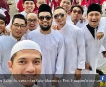 Penjelasan Arie Untung Pakai Gamis Saat Upacara Bendera - JPNN.com
