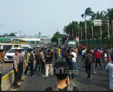 Azan Magrib, Situasi Panas di Depan Gedung DPR Mulai Mereda - JPNN.com
