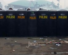 Azan Isya, Demo Berhenti Sejenak, Polisi Tahan Gas Air Mata, Lalu Dentuman itu Muncul Lagi - JPNN.com