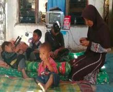 Janda dengan Delapan Anak Hidup Miskin Merana di Gubuk Reot - JPNN.com