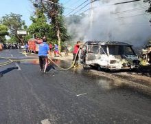 TRAGIS! Mobil Angkot Dalam Kota Ludes Terbakar, Pak Sopir Bilang Begini - JPNN.com