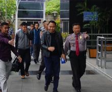 Geledah Rumah Bupati Lampung Utara, KPK Sita Uang Dolar dan Rupiah - JPNN.com