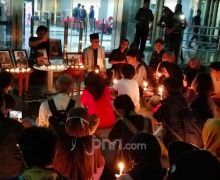 Air Mata Tumpah di Gedung KPK Saat Mendoakan Lima Mahasiswa yang Gugur - JPNN.com