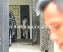 KPK Amankan Sejumlah Uang Pecahan Dolar dari Rumdis Bupati Lampura - JPNN.com