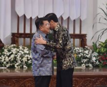 Momen Presiden Jokowi Merangkul Pak JK Jelang Akhir Tugas Kabinet Kerja - JPNN.com