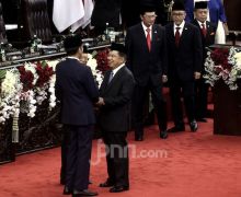 Standing Applause untuk Pak JK di Pelantikan Jokowi - Ma'ruf - JPNN.com