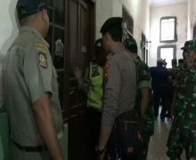 Pasangan Kumpul Kebo Kaget Lihat TNI dan Polisi di Depan Kamar, Mau Kabur? - JPNN.com