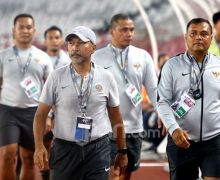 Fakhri Husaini Tinggalkan Timnas Indonesia U-19, Suporter: Pelatih Berprestasi Wajar Minta Naik Gaji - JPNN.com