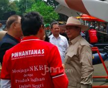 Yihaaaa, Gagahnya Pak Prabowo Subianto dengan Topi Koboi di Alpahankam - JPNN.com