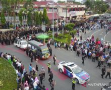 Ratusan Polisi Antar Pemakaman Bripka Hendra Saut, Brimob yang Gugur di Papua - JPNN.com