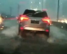 Imbas Banjir, Tol Layang Jakarta Cikampek Sempat Macet - JPNN.com