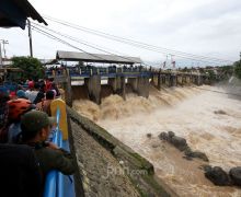 Warga Jakarta Waspada, Puncak Bogor Diguyur Hujan, Bendung Katulampa Siaga 1 - JPNN.com