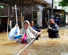 Imbas Banjir, 1.229 Warga Jakarta Mengungsi, Ada di Ruko Pinggir Jalan - JPNN.com