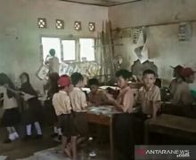 Lihatlah, Siswa SD Belajar di Bawah Ancaman Bangunan Ambruk - JPNN.com