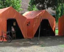 Bangunan Sekolah Ambruk, Siswa Belajar di Tenda Darurat - JPNN.com