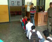 Pelajar Bolos Dihukum Menyanyi Indonesia Raya, Ternyata Tak Ada yang Hafal - JPNN.com