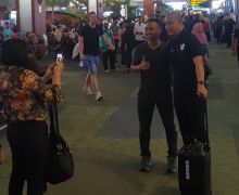 Heboh! Pengunjung dan Pegawai Bandara Langsung Berburu Foto Selfie dengan Pemain Timnas U-19 - JPNN.com