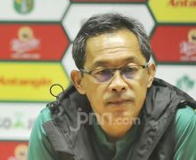 Aji Santoso Tak Pusing Persebaya Krisis Bek saat Lawan Persipura - JPNN.com