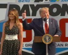 Donald Trump Jajal Sirkuit Balap Daytona 500 Bersama Melania - JPNN.com