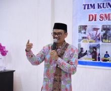 Bidan PTT Tua Sudah Diangkat PNS, Guru Honorer Harus Diberi Keppres  - JPNN.com