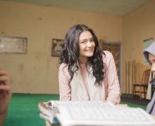 Amanda Rawles Belajar Tari Piring demi Ranah 3 Warna - JPNN.com