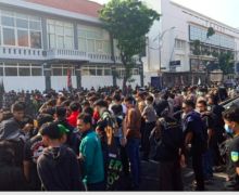 Alamak! 5 Ribu Orang Unjuk Rasa di Mapolrestabes Surabaya, Physical Distancing? - JPNN.com