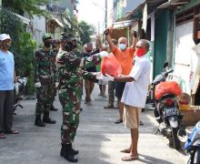 Luar Biasa! Aksi Personel TNI dan Polri Saat Penerapan PSBB Patut Dicontoh - JPNN.com