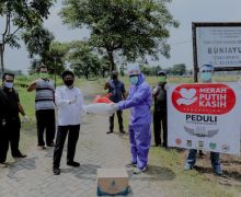 JHL Group Serahkan Bantuan APD ke Petugas Penggali Makam Korban COVID-19 - JPNN.com