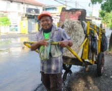 Mengharukan, Anak Pemungut Sampah itu Berhasil Masuk UINSA Lewat Jalur Prestasi - JPNN.com