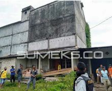 Dikepung Warga, Iyit Nekat Terjun dari Gedung 10 Meter - JPNN.com