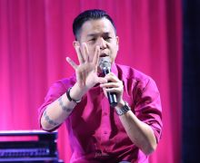 Happy Salma Mengira Ernest Prakasa Tukang Kolam, Reaksi Sang Komika Kocak Banget - JPNN.com