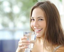 Jangan Minum Air Putih Berlebihan, 10 Bahaya Ini Mengintai - JPNN.com