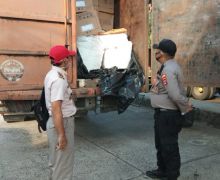 Petugas Curigai Muatan Truk Tronton di Pelabuhan Bakauheni, Astagaaa - JPNN.com