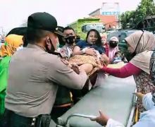Detik-detik Mobil Ambulans Berpenumpang Ibu Hamil Kecelakaan di Bandung - JPNN.com