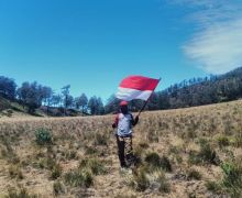Siswa SD Kibarkan Merah Putih di Puncak Gunung Lawu, Keren Bro! - JPNN.com