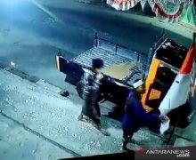Pemuda Sontoloyo Melakukan Perbuatan Tak Patut Ditiru, di Pinggir Jalan, Terekam CCTV - JPNN.com