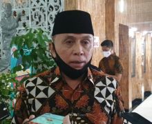 Iwan Bule Semangati Petugas Damkar yang Berjuang Padamkan Kebakaran di TPA Sarimukti - JPNN.com