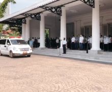 Anies Baswedan Dikritik Gegara Membawa Jenazah Sekda Saifullah ke Balai Kota - JPNN.com
