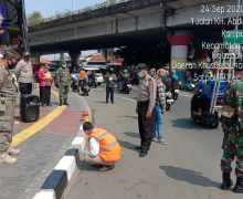 Pelanggar Protokol Kesehatan di Kampung Melayu Dihukum Mengecat Trotoar, Lihat Fotonya! - JPNN.com