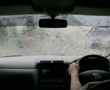 5 Tips Mencegah Stres Saat Mengemudi Mobil di Musim Hujan, Nomor 3 jangan Diabaikan - JPNN.com